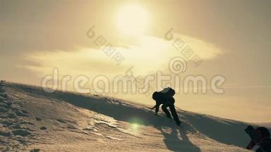 游客攀登<strong>一座山</strong>雪崖.. 伸出援助之手。 人们互相帮助。 团队合作，团队合作理念