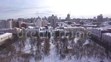冬季俄罗斯大城市的俯视图.. 剪辑。 冬季。 空中观景。 卡雷利亚共和国，俄罗斯北部