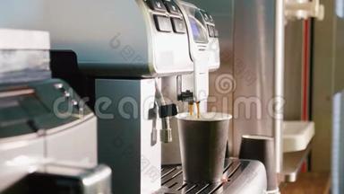 咖啡机煮咖啡的过程将咖啡倒入杯中