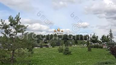 在伏尔加河和Kotorosl河的<strong>箭头上</strong>看到Uspensky大教堂的圆顶。 亚罗斯<strong>拉</strong>夫尔