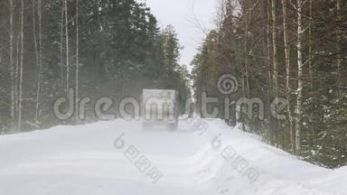 一辆载着<strong>矿石</strong>的卡车沿着一条狭窄的冬季森林道路行驶。