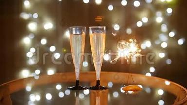 新年庆祝活动，配两只香槟杯和火花