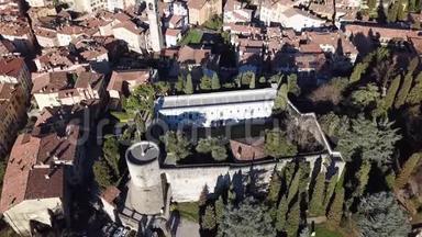 意大利贝加莫的无人机航景图。 市中心、旧堡垒及其历史建筑的景观