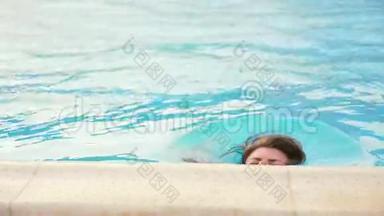 游泳池里的年轻女人潜入水中。 <strong>高清高清</strong>