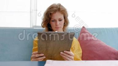 女人在餐厅看菜单翻页选盘子参加午餐约会