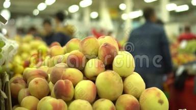 <strong>健康食品</strong>市场.. 人们都有<strong>背景</strong>。 前景中的一个桃子。