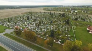 墓地墓地的空中照片显示墓地的墓碑和墓碑，有些是长花