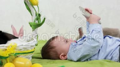 小孩躺在智能手机上，小孩看动画片