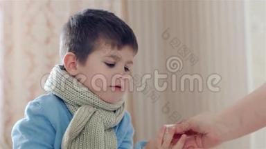 孩子吃药，小男孩生病，妈妈给儿子药片，生病时吃药，孩子吃药
