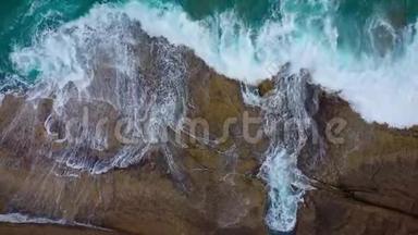 大西洋沙漠石质海岸的俯视图.. 特内里费岛海岸。 空中无人驾驶飞机的海上镜头