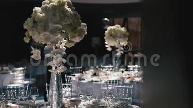 接待，在餐厅庆祝。用白花和美味食物装饰的白色<strong>大圆</strong>桌