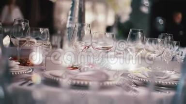 接待，在餐厅庆祝。用白花和美味食物装饰的白色大圆桌
