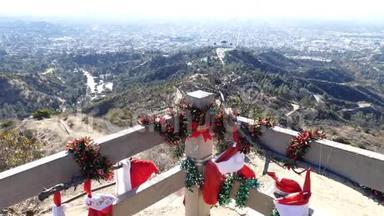 圣诞装饰，<strong>格里菲斯</strong>天文台的空中景观和好莱坞城市景观