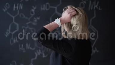 漂亮的女学生，看着化学式，挠了挠头，想着解决<strong>办法</strong>