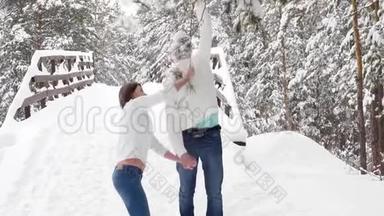 <strong>寒假</strong>期间，在雪林外的<strong>寒假</strong>里，一对有趣的夫妇在一起玩耍。