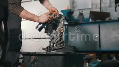 机械师<strong>正在修理</strong>发动机，用一种特殊的液体处理