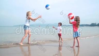 泰国美丽的沙滩上，孩子们和妈妈玩着五颜六色的水球