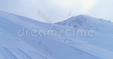 前方空中越冬雪山滑雪场，登山滑雪者走上登山。 雪