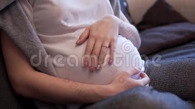 孕妇抚摸她的肚子