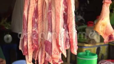女人清洗肉。 市场上的肉制品<strong>专柜</strong>.. 越南的市场。 肉挂在肉摊上..