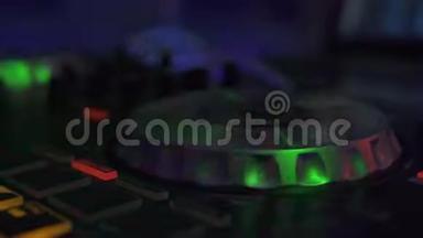 DJ控制器，用于混合夜间派对上的音乐和迪斯科俱乐部的彩色灯光。 关闭DJ调音台播放器和音响