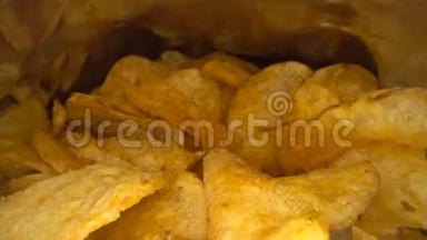 薯片袋里面。 打开了一包原味美味的土豆薯片。 快餐和不健康的饮食观念