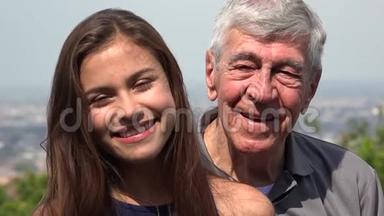 微笑的西班牙祖父和孙女