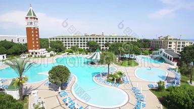 一大早就和没人一起去游泳池。 录像。 度假胜地的棕榈树。 豪华游泳池