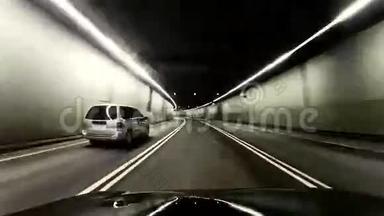 在隧道里开车
