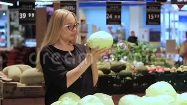 女孩在超市里选择蔬菜和水果