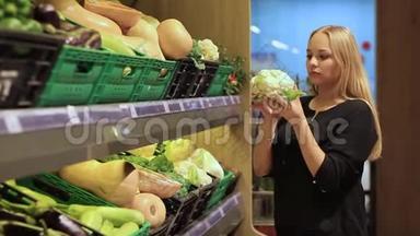 女孩在超市里选择蔬菜和水果