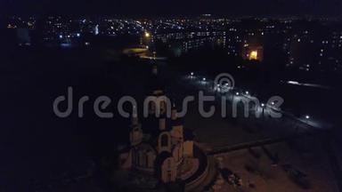 从高处看向灯火通明的夜城和教堂，多层房屋.. 乌克兰