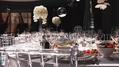 接待，在餐厅庆祝。用白花和美味食物装饰的白色<strong>大圆</strong>桌