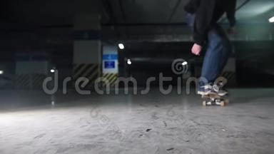 地下停车场。 一个年轻人在<strong>玩滑板</strong>。 练习技巧