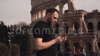 意大利罗马的男游客服务于互联网，写<strong>电</strong>子邮件，看照片。 人走在<strong>竞</strong>技场上。 慢动作。
