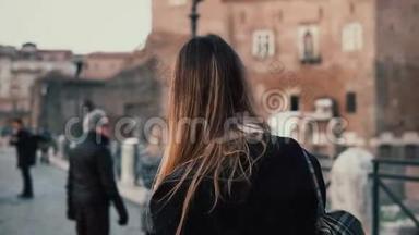 布鲁内特女士走在市中心，罗马论坛。 女游客拍摄古镇和音乐家的照片。