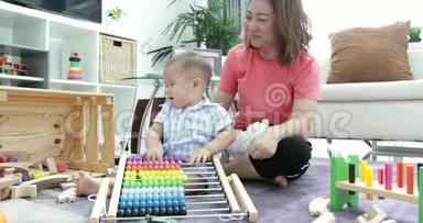 可爱的小宝宝和妈妈在一起。 母子玩教育玩具.. 男孩和女人一起玩。