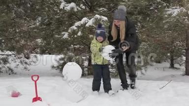 妈妈和儿子堆雪人