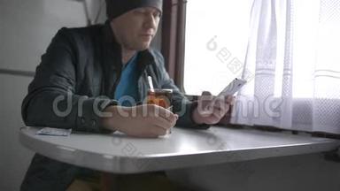 一个男人在火车上喝特殊帽子的茶，俄罗斯