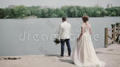 他们结婚那天很恩爱。 新郎在码头上，美丽的新娘向他走来，他转身吻她