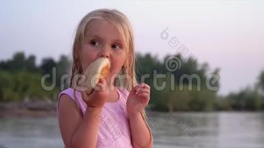 海滩上的那个金发小女孩。 小女孩在海上衰落时吃得<strong>滚滚滚</strong>