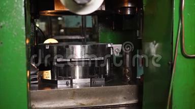 旧的压榨机正在用<strong>扁平</strong>的金属片制作成型的细节。