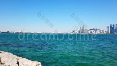 市中心有摩天大楼，从海湾俯瞰。 <strong>卡塔尔</strong>，多哈