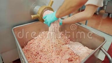 肉类和香肠加工厂的工业香肠生产过程。 肉类加工设备。 香肠生产