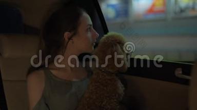 带着她的狗坐出租车旅行的年轻女人。