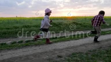 跑着跑着跑着跑着跑着走在田间的路上，快乐的微笑着的孩子玩得开心，健康的童年，笑着的孩子