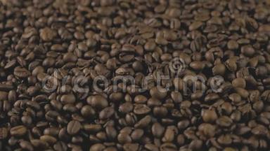 咖啡豆。 手散落的咖啡豆.. 女人`手摸咖啡豆。 咖啡蝇烤谷物品质。 4k