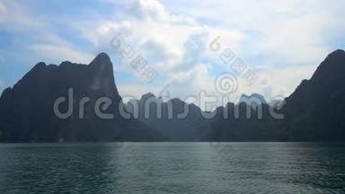 在泰国高索国家公园从水中升起的悬崖中航行