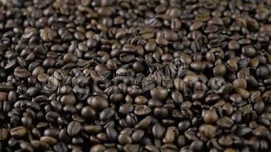 咖啡豆。 手散落的咖啡豆.. 女人`手摸咖啡豆。 4k.