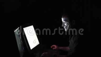 面具中的黑客侵入了程序。 数字勒索可以访问其他人`信息。 计算机计算机